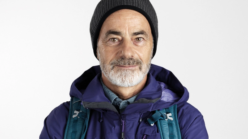 Un homme âgé portant une bonnet et un manteau d’hiver