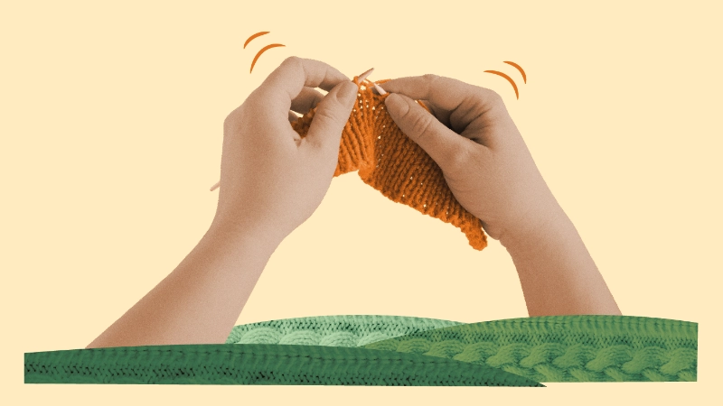 Zwei Hände, die stricken.