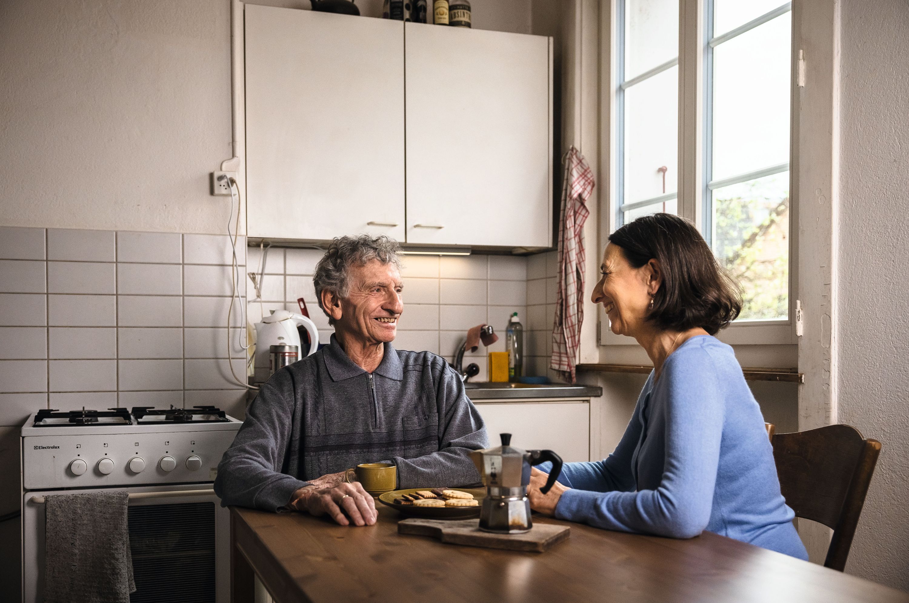 Freiwillige besuch Senior zu Hause am Geburtstag