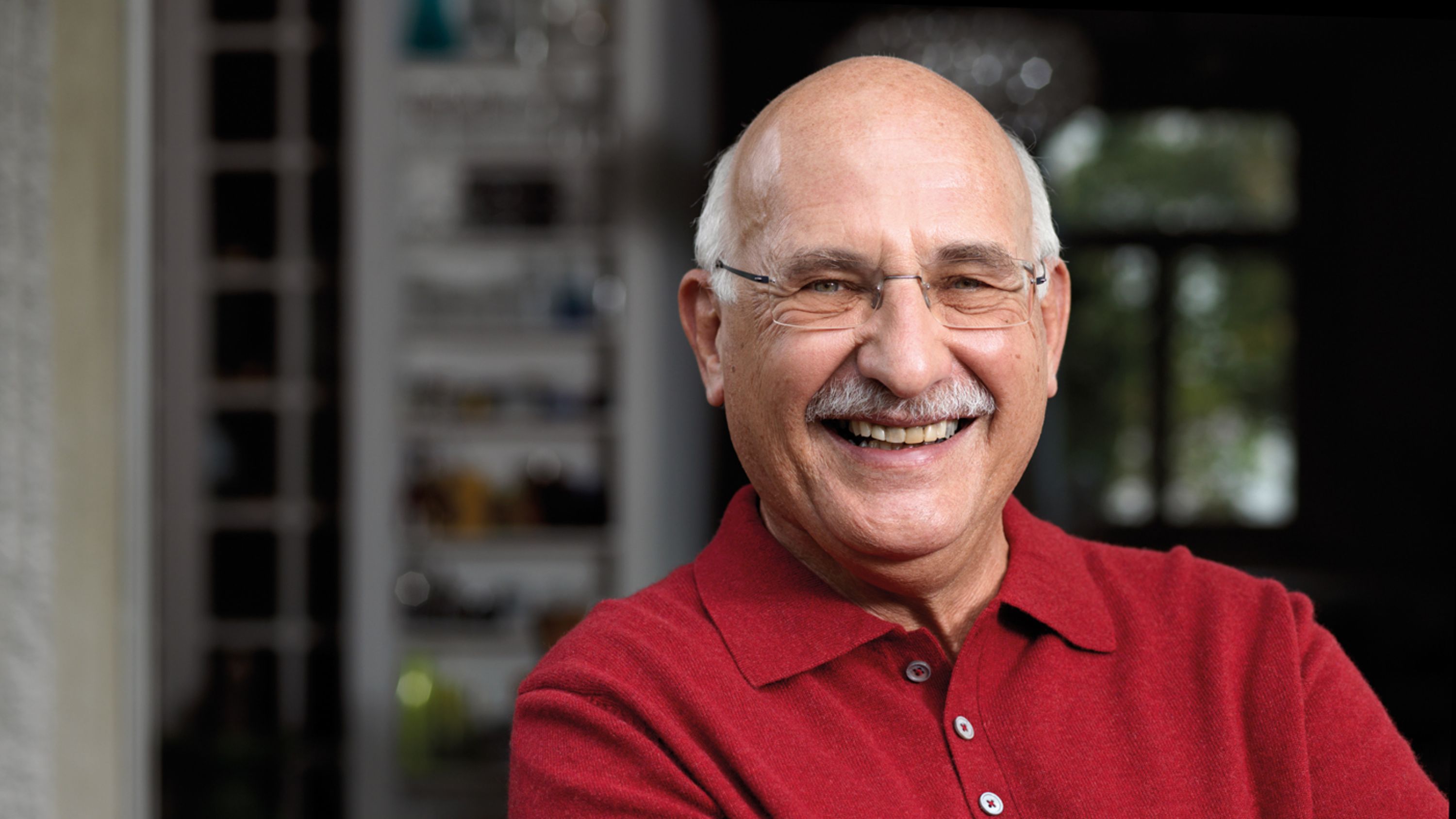 Un uomo anziano ride alla telecamera