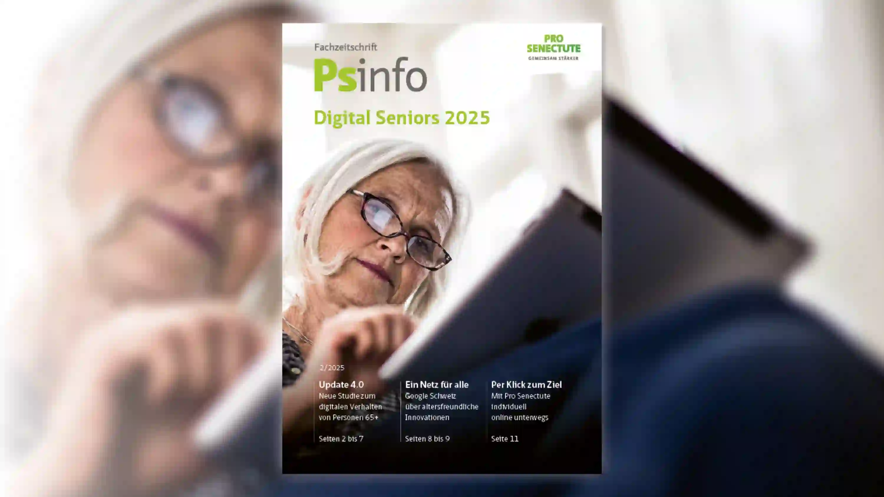 Titelseite von Psinfo 02/2025: Eine ältere Dame mit Brille arbeitet an ihrem Tablet