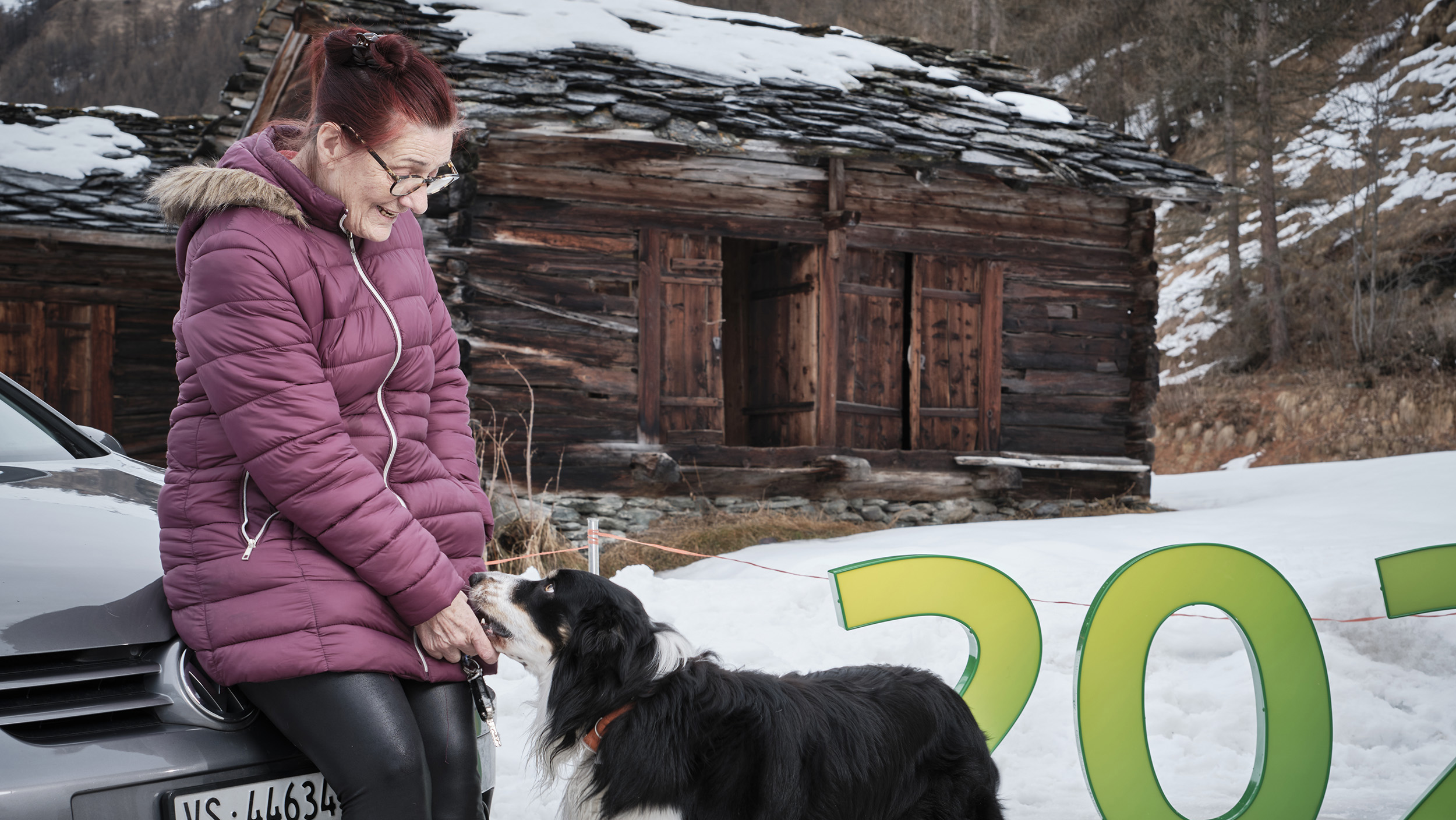 Colette Tissonier mit ihrem Hund Lulu und ihrem Auto