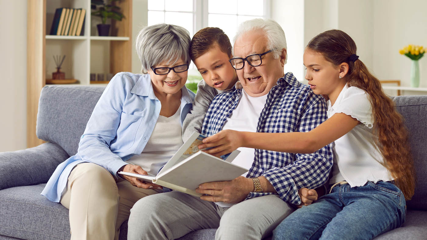 Des grands-parents et leurs petits-enfants participent au Prix Chronos et lisent ensemble